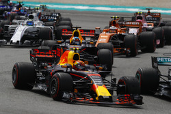 Старт гонки: Макс Ферстаппен и Даниэль Риккардо, Red Bull Racing RB13, Стоффель Вандорн, McLaren MCL