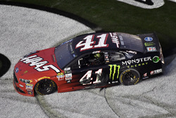 Kurt Busch, Stewart-Haas Racing Ford, celebra su victoria
