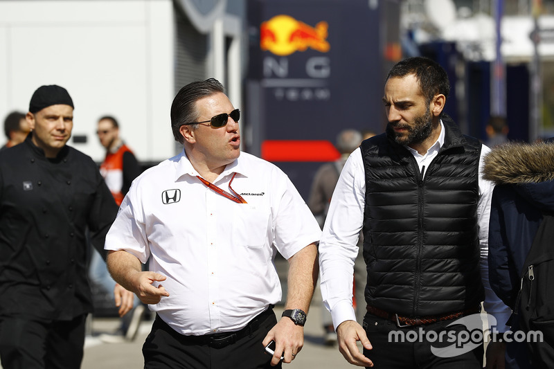 Zak Brown, director ejecutivo de McLaren Technology Group, habla con Cyril Abiteboul, director de Re