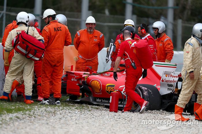 Kimi Raikkonen, Ferrari SF70H después del choque