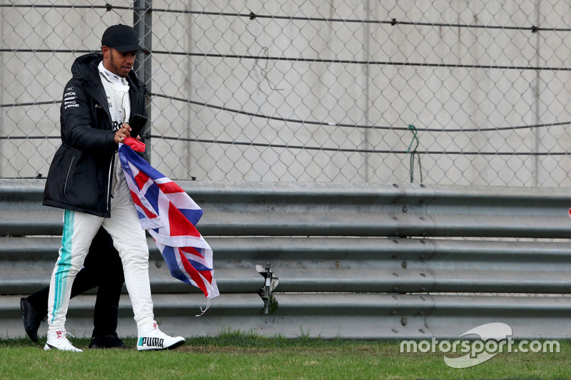 Lewis Hamilton, Mercedes AMG, turun ke trek untuk menghibur fans