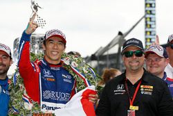 El ganador Takuma Sato, Andretti Autosport Honda, Michael Andretti, Andretti Autosport