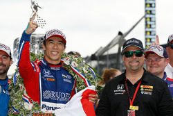 Winner Takuma Sato, Andretti Autosport Honda, Michael Andretti, Andretti Autosport team owner