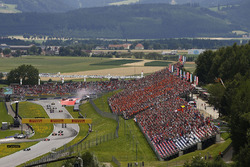 Valtteri Bottas, Mercedes AMG F1 W08, lead Sebastian Vettel, Ferrari SF70H, Daniel Ricciardo, Red Bull Racing RB13, Kimi Raikkonen, Ferrari SF70H and Romain Grosjean, Haas F1 Team VF-17. Behind, Daniil Kvyat, Scuderia Toro Rosso STR12. Max Verstappen, Red Bull Racing RB13, Fernando Alonso, McLaren MCL32, recover from a first corner accident