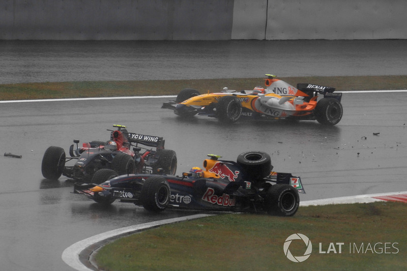 Crash: Sebastian Vettel, Toro Rosso STR02, Mark Webber, Red Bull Racing RB3