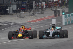 Lewis Hamilton, Mercedes AMG F1 W08, in gevecht met Max Verstappen, Red Bull Racing RB13