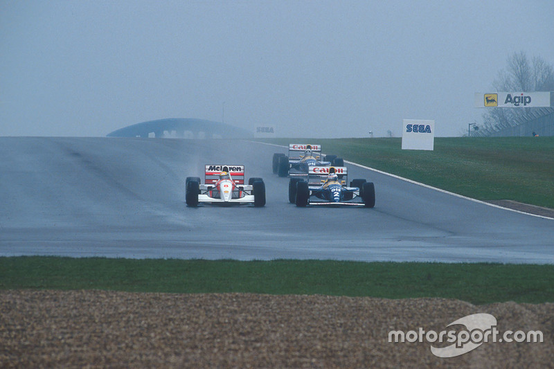 In Kurve 7 kassierte Senna Hill und holt sich in Kurve 10 die Führung von Prost