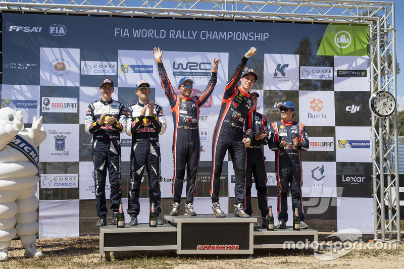 Podio: i vincitori Thierry Neuville, Nicolas Gilsoul, Hyundai i20 Coupe WRC, Hyundai Motorsport, al