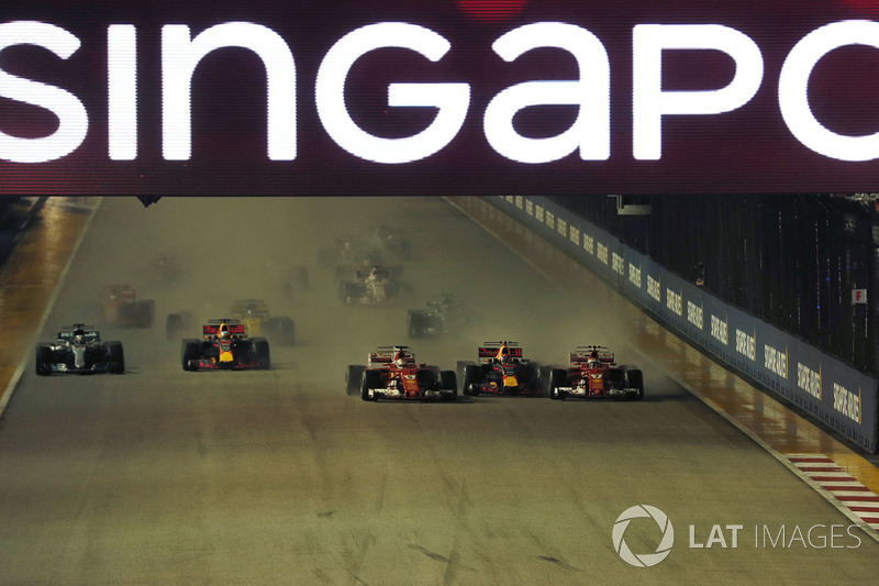 Kimi Raikkonen, Ferrari SF70H, Max Verstappen, Red Bull Racing RB13 ve Sebastian Vettel, Ferrari SF70H ilk tur kaza