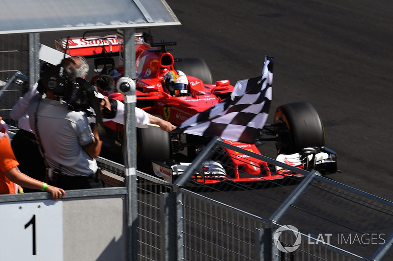 Sieger Sebastian Vettel, Ferrari SF70-H, fährt über die Ziellinie