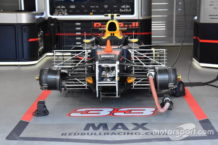 Red Bull Racing RB13 con i rastrelli per i test aerodinamici