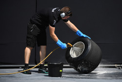 Mercedes AMG F1, Mechaniker wäscht Pirelli-Reifen