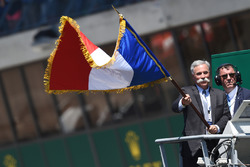 Chase Carey, directeur exécutif du Formula One Group, agite le drapeau tricolore pour donner le départ