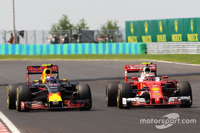 Max Verstappen, Red Bull Racing RB12 y Kimi Raikkonen, Batalla de Ferrari SF16-H para la posición