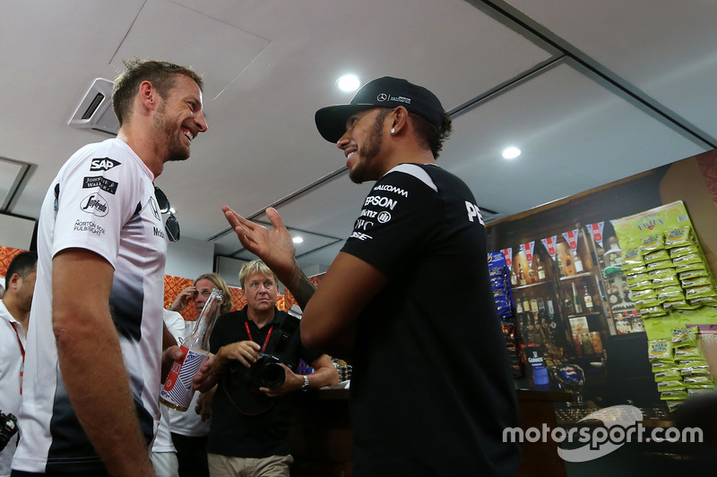 Jenson Button, McLaren Honda y Lewis Hamilton, Mercedes AMG F1 Team