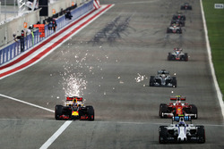Daniel Ricciardo, Red Bull Racing RB12 e Kimi Raikkonen, Ferrari SF16-H