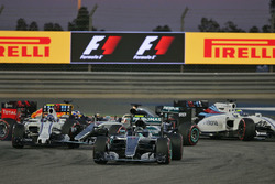 Départ : Nico Rosberg, Mercedes AMG F1 Team W07, Valtteri Bottas, Williams FW38 et Lewis Hamilton, Mercedes AMG F1 Team W07 se touchent