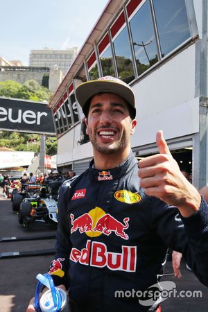 Daniel Ricciardo, Red Bull Racing celebra su posición del pole en parc ferme