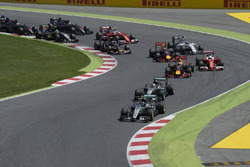 Ніко Росберг, Mercedes AMG F1 W07 Hybrid попереду Льюіса Хемілтона, Mercedes AMG F1 W07 Hybrid, на с