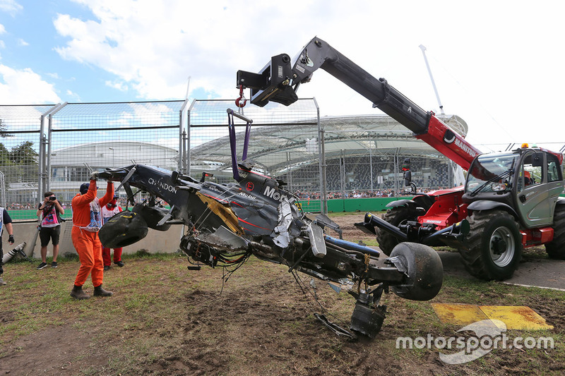 El McLaren MP4-31 de Fernando Alonso, McLaren se retira de la trampa de grava