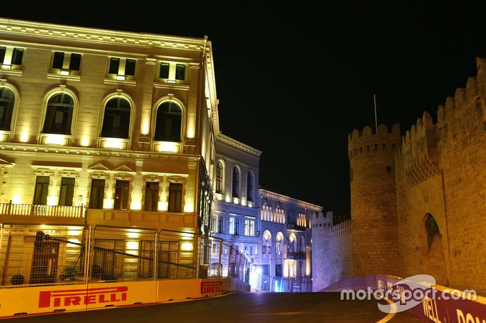 La ciudad de Bakú de noche