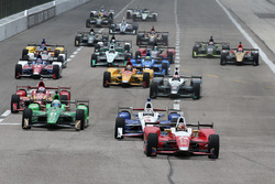 Старт: Карлос Муньос, Andretti Autosport Honda очолює пелотон