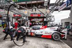 Піт-стоп і остання зміна пілотів #5 Toyota Racing Toyota TS050 Hybrid: Ентоні Девідсон, Себастьян Бу