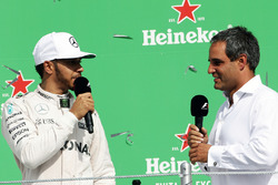 Lewis Hamilton, Mercedes AMG F1 sur le podium avec Juan Pablo Montoya