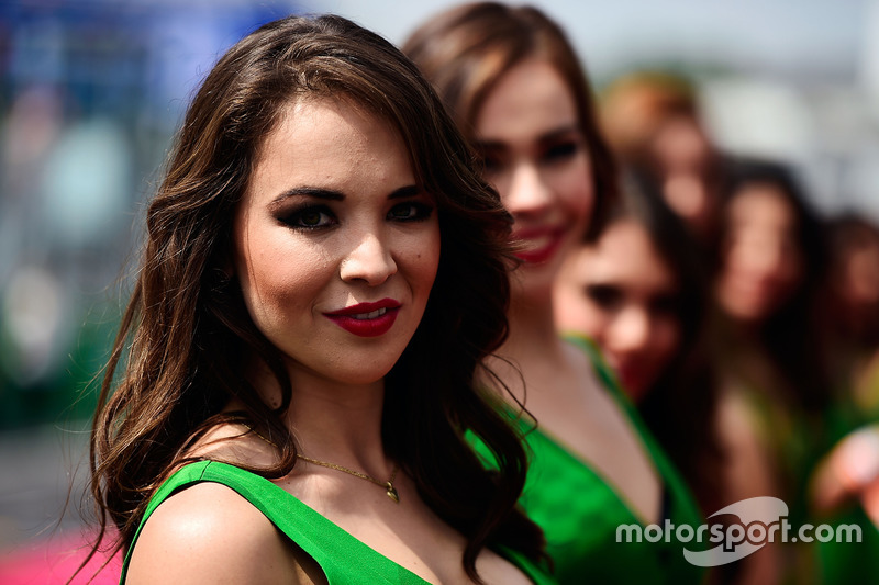 Hot grid girls on the drivers parade