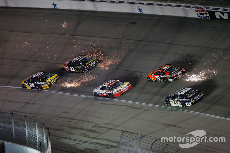 10. Метт Кенсет, Joe Gibbs Racing Toyota, Курт Буш, Stewart-Haas Racing Chevrolet, Мартін Труекс-мол., Furniture Row Racing Toyota, іскрять