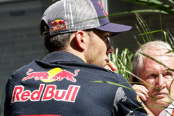 Третий пилот Red Bull Racing Пьер Гасли и спортивный консультант Red Bull Хельмут Марко
