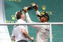 Подиум: победитель - Льюис Хэмилтон, Mercedes AMG F1 празднует с шампанским