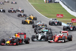 Daniel Ricciardo, Red Bull Racing RB12, Nico Rosberg, Mercedes AMG F1 W07 Hybrid and Sebastian Vettel, Ferrari SF16-H at the start of the race