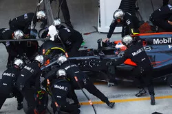 Jenson Button, McLaren MP4-31 makes a pit stop