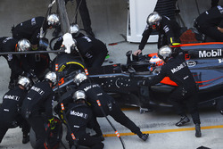 Jenson Button, McLaren MP4-31 maakt pitstops