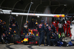 Daniel Ricciardo, Red Bull Racing RB12 pitstop