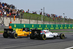 Valtteri Bottas, Williams FW38, Jolyon Palmer, Renault Sport F1 Team RS16 and Sergio Perez, Sahara F
