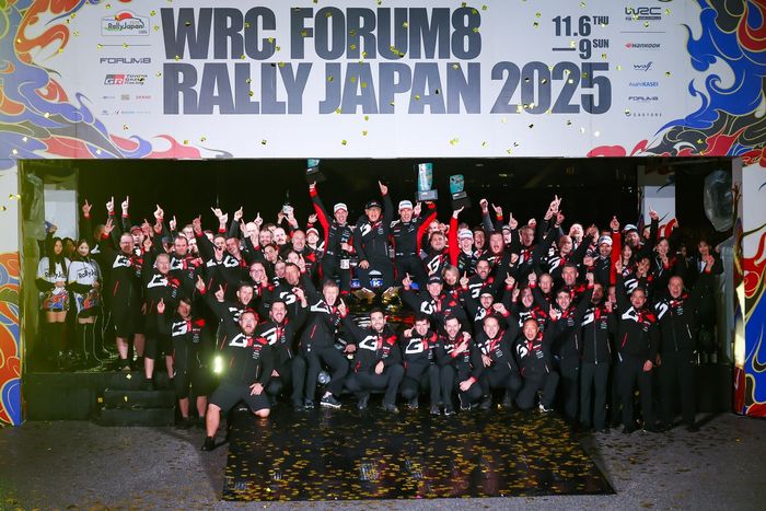 Los miembros del equipo Toyota Gazoo Racing WRT celebran el 1-2-3 final