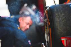 Дым от тормозной системы Red Bull Racing RB12