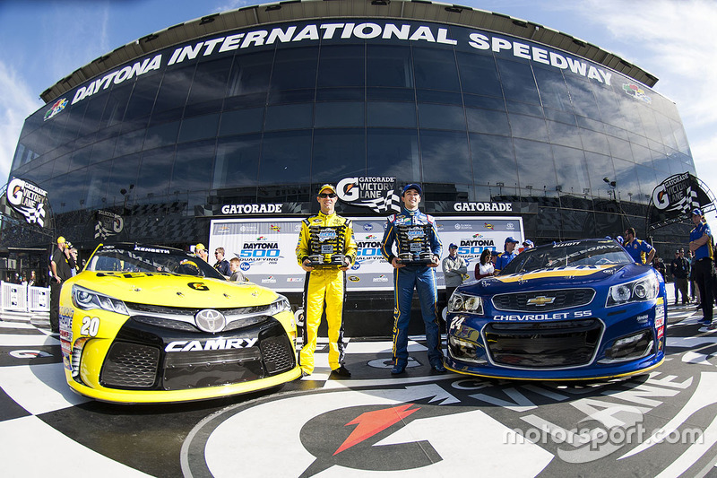 Frontrow: polesitter Chase Elliott, Hendrick Motorsports Chevrolet, second place Matt Kenseth, Joe Gibbs Racing Toyota