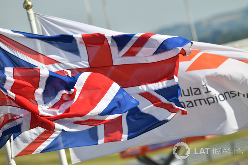 Bandiere britanniche mosse dal vento