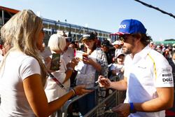 Fernando Alonso, McLaren, imza dağıtıyor