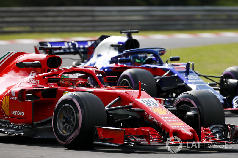 Antonio Giovinazzi, Ferrari SF71H, y Brendon Hartley, Toro Rosso STR13