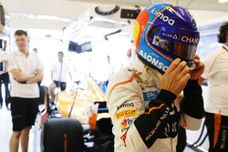 Fernando Alonso, McLaren, indossa il casco nel garage