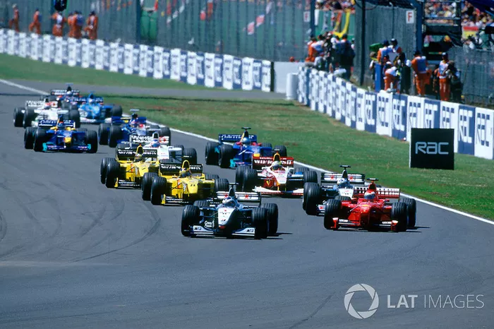 Hakkinen behoudt de leiding, Irvine passeert Coulthard voor P2: