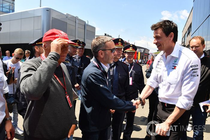 Herbert Kickl, Ministro del Interior de Austria con Niki Lauda, Presidente no ejecutivo de Mercedes AMG F1 y Toto Wolff, Director de Motorsport de Mercedes AMG F1