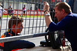El ganador de la carrera Max Verstappen, Red Bull Racing con su padre Jos Verstappen