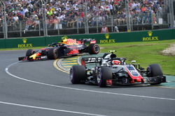 Kevin Magnussen, Haas F1 Team VF-18 alors que Max Verstappen, Red Bull Racing RB14 est en tête à queue