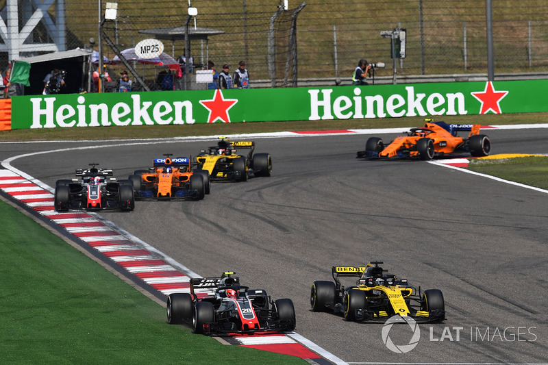 Kevin Magnussen, Haas F1 Team VF-18 and Nico Hulkenberg, Renault Sport F1 Team R.S. 18 battle