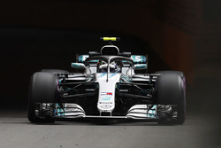 Valtteri Bottas, Mercedes AMG F1 W09, wears a Mika Hakkinen - inspired helmet design in practice